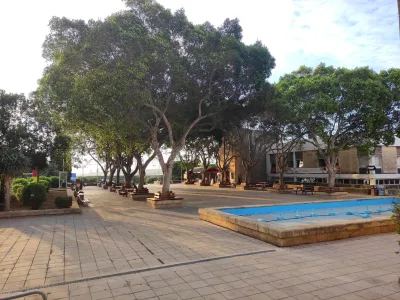 Pohled na srdce univerzitního kampusu - tzv. quadrangle (hlavní náměstí)