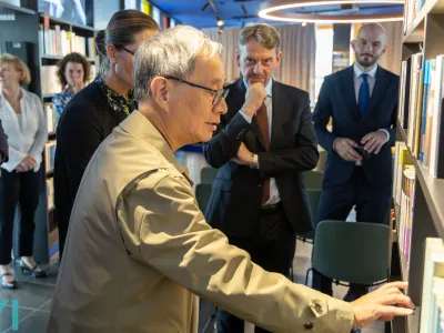 Tchajwanský ministr kultury Li Yuan při prohlídce Knihovny Milana Kundery