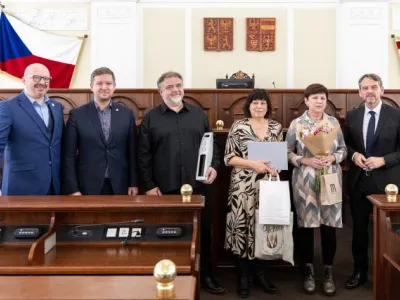 Ocenění pro pobočku Poštorná, MěK Břeclav, zleva náměstek hejtmana Mgr. F. Lukl, MPA, Mgr. P. Vlasák, místostarosta, Mgr. J. Čech, ředitel MěK Břeclav, vedoucí pobočky Soňa Piškulová, Vladimíra Kurialová, generální ředitel MZK prof. T. Kubíček