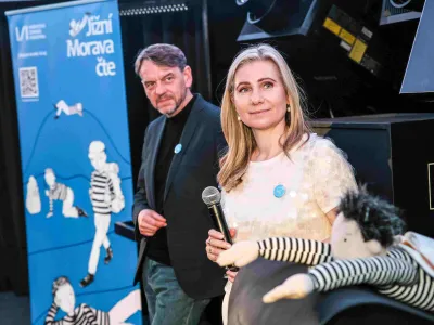 Vyhlášení výsledků soutěže 10. ročníku Jižní Morava čte - ředitel MZK Tomáš Kubíček a patronka projektu Lucie Hlavinková
