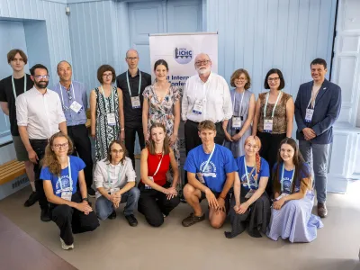 Jádro místního organizačního výboru, pomocníci z řad studentů Matthew Edney a Wouter Bracke, prezident Imago Mundi, v závěrečný den konference