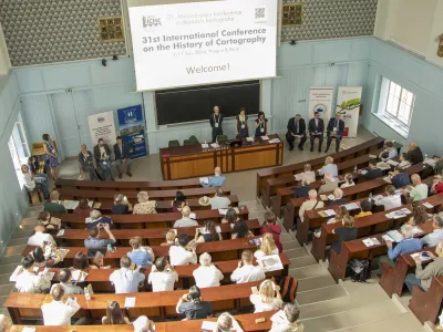 Úvodní zahájení 31. mezinárodní konference o dějinách kartografie ve Velké geologické posluchárně historické budovy Přírodovědecké fakulty Univerzity Karlovy v Praze