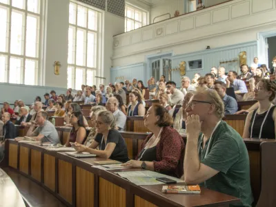 Úvodní zahájení 31. mezinárodní konference o dějinách kartografie ve Velké geologické posluchárně historické budovy Přírodovědecké fakulty Univerzity Karlovy v Praze