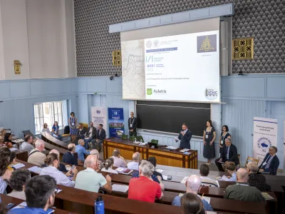 Úvodní zahájení 31. mezinárodní konference o dějinách kartografie ve Velké geologické posluchárně historické budovy Přírodovědecké fakulty Univerzity Karlovy v Praze