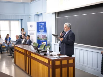 Úvodní zahájení 31. mezinárodní konference o dějinách kartografie ve Velké geologické posluchárně historické budovy Přírodovědecké fakulty Univerzity Karlovy v Praze. Moravskou zemskou knihovnu zastupoval vedle členky místního organizačního komitétu kongresu, Martin Krčál.