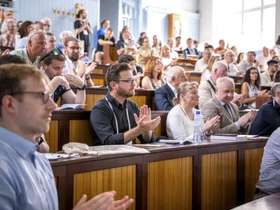 Úvodní zahájení 31. mezinárodní konference o dějinách kartografie ve Velké geologické posluchárně historické budovy Přírodovědecké fakulty Univerzity Karlovy v Praze