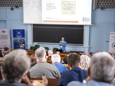 Úvodní zahájení 31. mezinárodní konference o dějinách kartografie ve Velké geologické posluchárně historické budovy Přírodovědecké fakulty Univerzity Karlovy v Praze