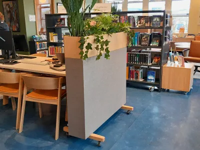Pohled do malé knihovny Baerum-fornebu