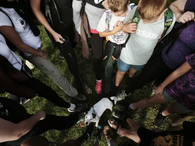 Tradiční foto s nohami