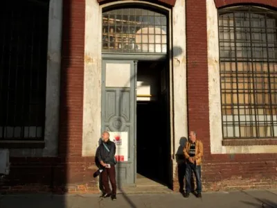 Pohled z knihovny do zahrady Pohled z knihovny do zahrady