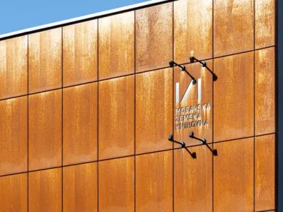 Logo MZK na fásádě budovy