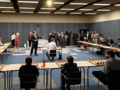 Simultánní partie s českým velmistrem Davidem Navarou