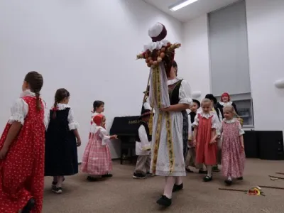 Dětský folklorní soubor Klebetníček Dětský folklorní soubor Klebetníček