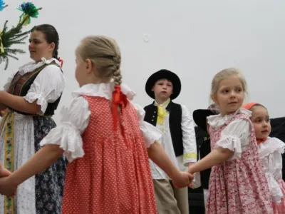 Dětský folklorní soubor Klebetníček Dětský folklorní soubor Klebetníček
