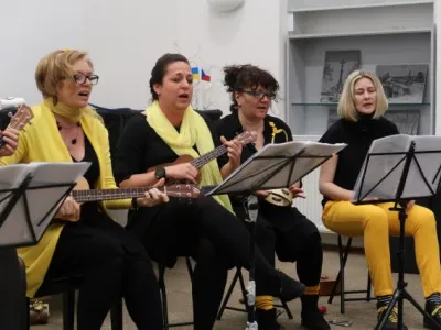 Dámské ukulele uskupení BabyBanda Dámské ukulele uskupení BabyBanda