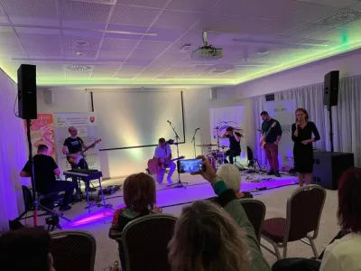 Príjemné miesto v komunite s kapelou Peter Milenky band Príjemné miesto v komunite s kapelou Peter Milenky band