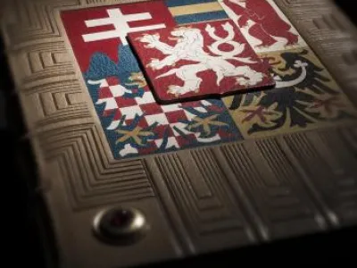 Slavnostní provedení Ústavní listiny Republiky československé z roku 1920 z fondů Archivu Poslanecké sněmovny