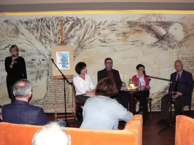 2. řada česko-polských diskusních salonů Bez stereotypů. Sociologický diskusní salon, diskutují prof. D.Zenderowski a PhDr. Jiřina Šiklová. Moderátor prof. Tadeusz Siwek (zprava) a překladatelka Mgr. I. Adamczyk (zleva).