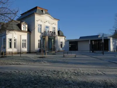 Celkový pohled na knihovnu zpředu