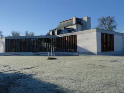 Knihovna - zadní pohled od zahrady, nájezdová rampa. schodiště s lavičkami