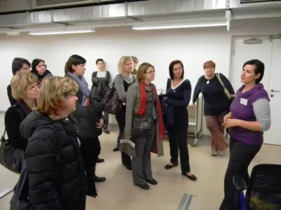 Mgr. Irena Sovadinová vede exkurzi účastníků IVU