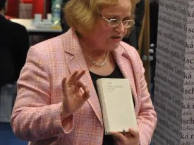 Paní Sabine Gruša prezentuje nově vydanou knihu