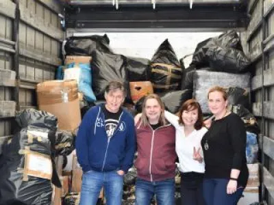 Kamion s materiální pomocí