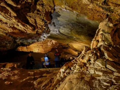 Čtení na netradičních místech - v krasovém dómu Koněpruských jeskyní Čtení na netradičních místech - v krasovém dómu Koněpruských jeskyní