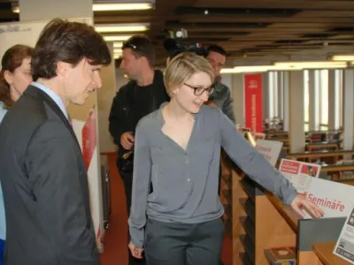 Velvyslanec spolu s vedoucí Zahraničních knihoven Bc. Evou Fukarovou, zdroj: archiv Amerického centra Praha a MZK