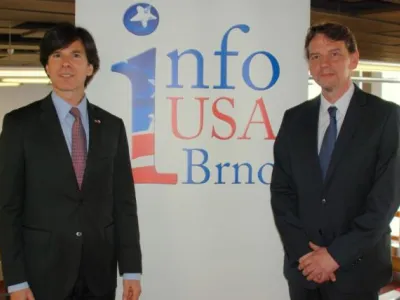 Velvyslanec USA v ČR Andrew Schapiro a ředitel MZK prof. Tomáš Kubíček, zdroj: archiv Amerického centra Praha a MZK