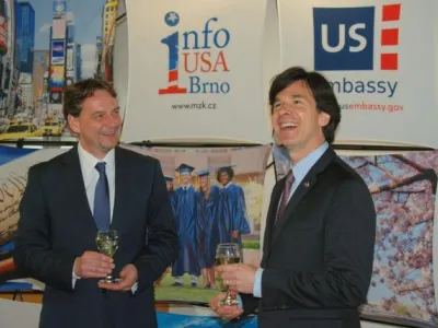 Ředitel MZK prof. Tomáš Kubíček a velvyslanec USA v ČR Andrew Schapiro, zdroj: archiv Amerického centra Praha a MZK