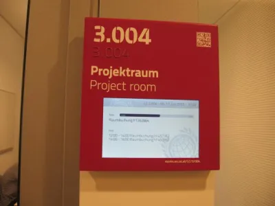 Displej s rezervacemi u dveří týmové studovny Displej s rezervacemi u dveří týmové studovny