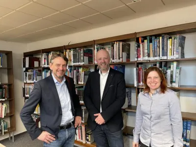 Zleva prof. PhDr. Tomáš Kubíček, Ph.D. - ředitel MZK v Brně, Ing. arch. Jan Kratochvíl - VUT v Brně a Mgr. Lenka Dostálová - Metodické centrum pro výstavbu a rekonstrukci knihoven Zleva prof. PhDr. Tomáš Kubíček, Ph.D. - ředitel MZK v Brně, Ing. arch. Jan Kratochvíl - VUT v Brně a Mgr. Lenka Dostálová - Metodické centrum pro výstavbu a rekonstrukci knihoven