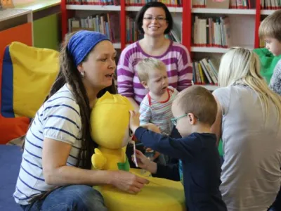 Škvrňata a batolata do knihovny na to tata  Škvrňata a batolata do knihovny na to tata