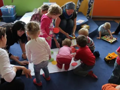 Škvrňata a batolata do knihovny na to tata  Škvrňata a batolata do knihovny na to tata