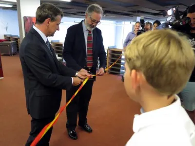 Ředitel MZK a Velvyslanec Španělska v České republice přestřihují pásku