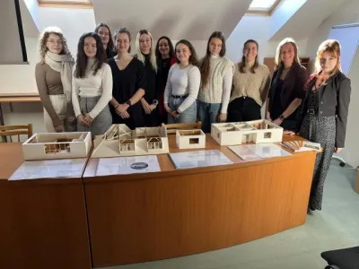 Studentky architektury navrhující interiéry knihoven Studentky architektury navrhující interiéry knihoven