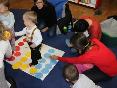 Škvrňata a batolata do knihovny na to tata  Škvrňata a batolata do knihovny na to tata