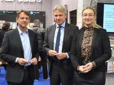 Juergen Boos, ředitel frankfurtského veletrhu, na českém stánku (zprava JUDr. Kateřina Kalistová, 1. náměstkyně Ministra kultury ČR pro řízení sekce živého umění, Juergen Boos, Tomáš Kubíček, ředitel Moravské zemské knihovny)