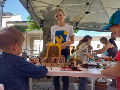 Na festivalovém odpoledni brněnského spolku Vesna „Hrdinkám sláva!“ KJM realizovala workshop s knížkou Oksany Bula Zubr si hledá hnízdo