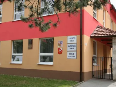 Pamětní deska byla odhalena na budově školy.