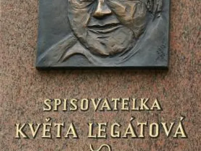 Deska z leštěné žuly nese bronzový reliéf portrétu spisovatelky.