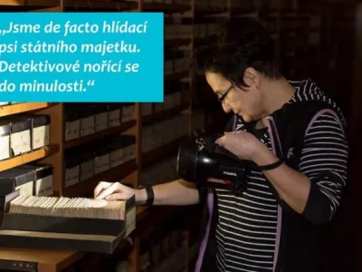 Kolegyně Lenka Hořínková-Kouřilová z oddělení revize fondu se někdy cítí jako „středověká Panna klíčnice, která pečlivě zamykaje každou komůrku myslí na to, aby zbylo pro budoucí“.