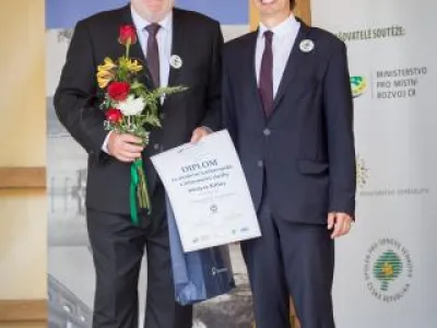 Starosta městyse Křtiny František Novotný (vlevo) přebírá ocenění Vesnice roku 2017 JMK, foto: Ing. Tomáš Srnský Starosta městyse Křtiny František Novotný (vlevo) přebírá ocenění Vesnice roku 2017 JMK, foto: Ing. Tomáš Srnský