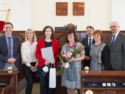 Obecní knihovna Nemojany, zleva Mgr. Jan Grolich, hejtman JmK, Ing. Dana Trnavská, zastupitelka obce, Eva Hálová a Andrea Němcová, knihovnice, prof. T. Kubíček Obecní knihovna Nemojany, zleva Mgr. Jan Grolich, hejtman JmK, Ing. Dana Trnavská, zastupitelka obce, Eva Hálová a Andrea Němcová, knihovnice, prof. T. Kubíček