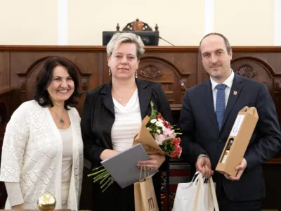 Obecní knihovna Ořechov, zleva Simona Jedličková, regionální metodička, Naděžda Adámková, knihovnice, Tomáš Dudík, starosta obce Ořechov Obecní knihovna Ořechov, zleva Simona Jedličková, regionální metodička, Naděžda Adámková, knihovnice, Tomáš Dudík, starosta obce Ořechov