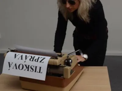 Paparazzi v akci - foceno pro magazín k článku představení knihovníků Paparazzi v akci - foceno pro magazín k článku představení knihovníků