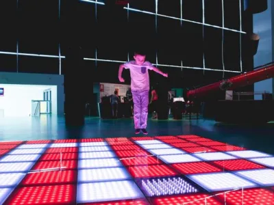 Exponáty lákají návštěvníky k vyzkoušení