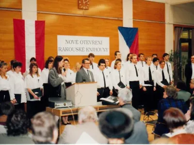 Hanna Vintr, rakouská lektorka, Jaromír Kubíček, ředitel MZK a pěvecký sbor