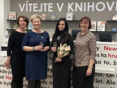 Slavnostní otevření Městské knihovny Velké Opatovce dne 19.1.2023, zleva starostka Velkých Opatovic Mgr. Kateřina Gerbrichová, vedoucí Městské knihovny Velké Opatovice Olga Nárožná, architektka Iva Machová, metodička Helena Jalová, foto: Tereza Machová Slavnostní otevření Městské knihovny Velké Opatovce dne 19.1.2023, zleva starostka Velkých Opatovic Mgr. Kateřina Gerbrichová, vedoucí Městské knihovny Velké Opatovice Olga Nárožná, architektka Iva Machová, metodička Helena Jalová, foto: Tereza Machová